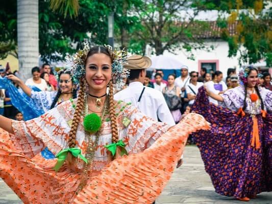 Pura Vida au Costa Rica - Des gens qui dansent