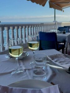 Practicantes disfrutando de la cena al atardecer durante su práctica hotelera en Lanzarote