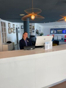 Practicante en el mostrador de recepción de un hotel en Lanzarote