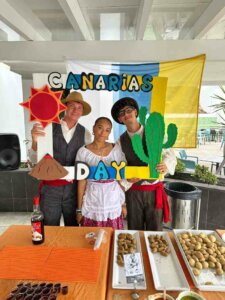 Practicantes celebrando los Días Canarias durante su práctica hotelera