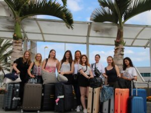 Stagiaires Erasmus à l'aéroport pour leur stage en hôtellerie à l'étranger. 