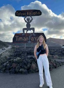 Stagisti che godono del loro tempo libero al Parco Timanfaya durante il loro stage hoteliero a Lanzarote