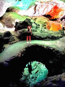 Practicante visitando una cueva en Lanzarote durante su práctica hotelera