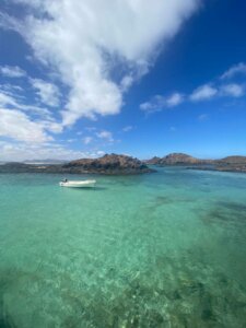 Stagisti che godono di una vista oceano a Lanzarote durante il loro stage hoteliero