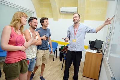 Studenti durante la loro lezione di inglese.