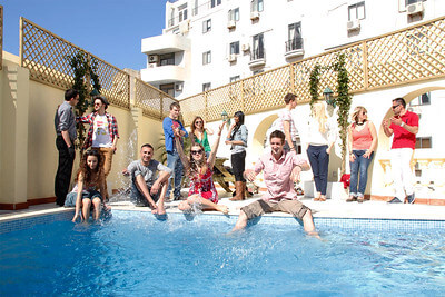 Estudiantes en el área de la piscina.