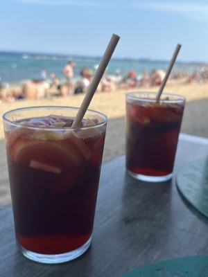 Sich mit einem erfrischenden Glas Sangria am Strand entspannen, nach einem produktiven Arbeitstag.