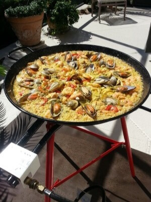 Ein Hotelpraktikant genießt eine traditionelle spanische Paella auf den Kanarischen Inseln während seines Praktikums und schätzt die Aromen der lokalen Küche.