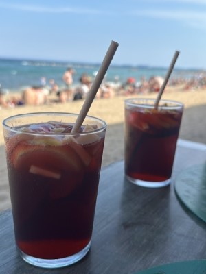 Se détendre avec un verre de sangria frais sur la plage, après une journée bien remplie.